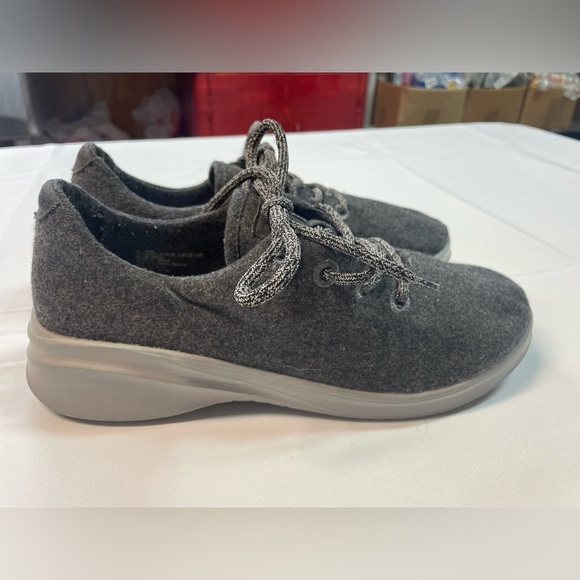 J Sport gray crane wool topped sneakers. Barely worn womens size 9.5M. - Picture 3 of 4